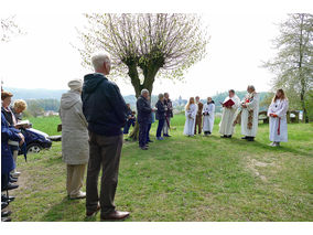 Bittprozession an der Weingartenkapelle (Foto: Karl-Franz Thiede)